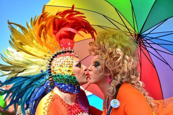 
	
	Hai người chuyển giới đang hôn nhau trong ngày diễu hành của người đồng tính tại bãi biển Copacabana, Rio de Janeiro, Bazil ngày 13/10/2013.
